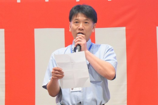 セリ前にあいさつを述べる佐々木会場長代行