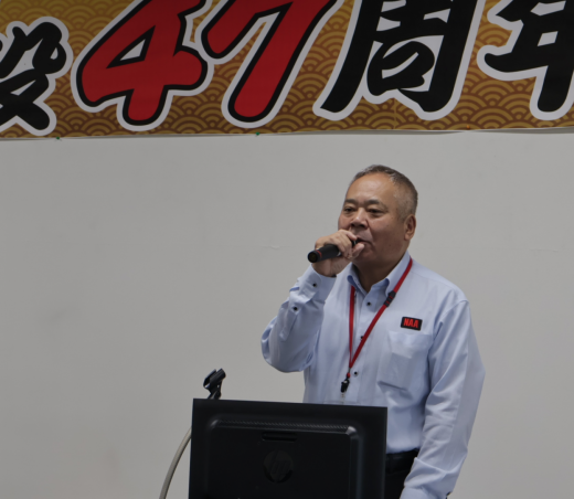 来場会員に謝辞を述べる安田社長