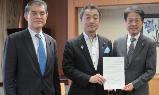 写真左から、柴山衆議院議員、国土交通省佐々木副大臣、髙橋会長