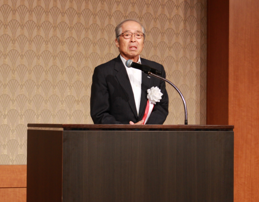 あいさつに立つ大井篤理事長