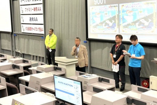 セリ前にあいさつを述べる萩原理事長