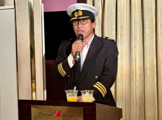 船長姿に扮した濱田会場長が感謝の言葉