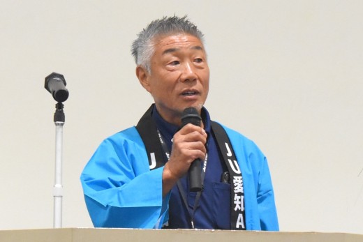 セリ前にあいさつを述べる小久保筆頭副理事長