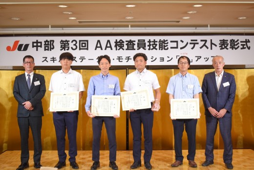 入賞者４名による記念撮影（左から、福井さん、岩田さん、高橋さん、木村さん）