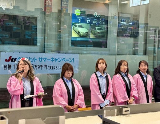 女性スタッフも登壇し吉野さん（左）があいさつ