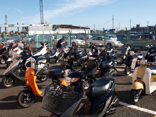 クルマからバイクまで、何でもあるように見える