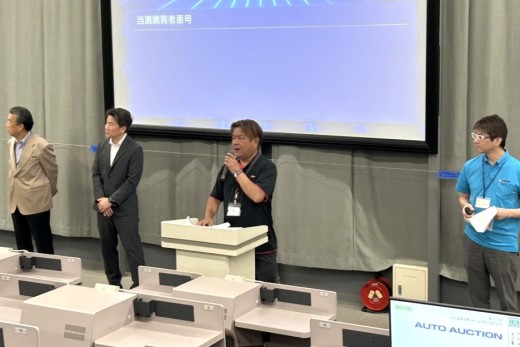 セリ前にあいさつを述べる貫名流通委員長