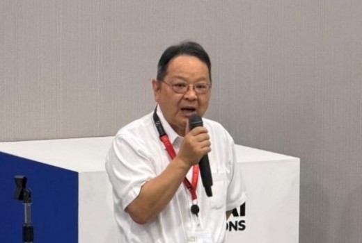 荒井会長が３９年の小山４輪を支えた会員に謝辞を述べた