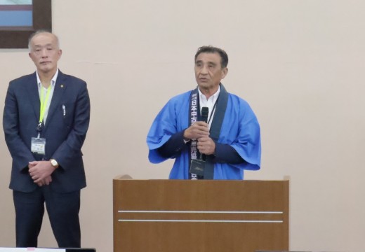 セリ前にあいさつを述べる朝倉副理事長