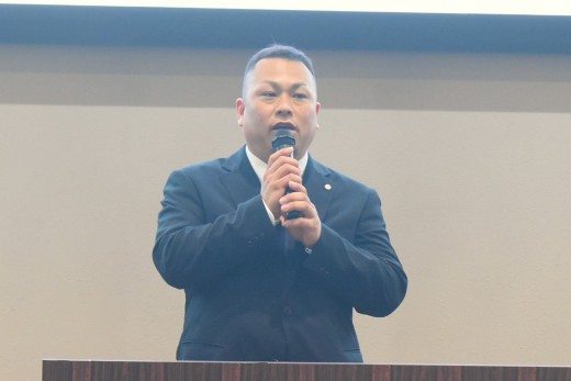 セリ前にあいさつを述べる土川青年部会長