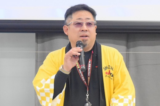 セリ前にあいさつを述べる杉本青年部会長
