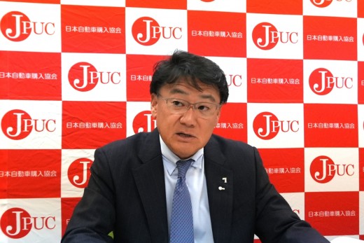 記者懇談会で説明する井上貴之代表理事