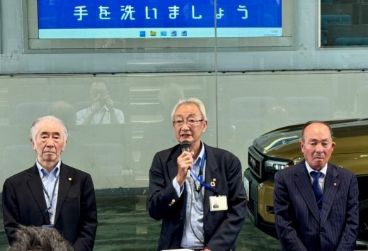 あいさつに立つ鎌田理事長