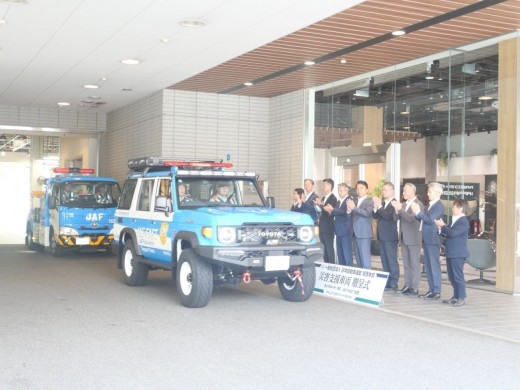 「寄贈車発進セレモニー」JAF隊員の力強い掛け声により発進