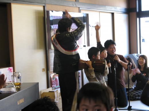 社員とその家族が和気あいあいと楽しむ光景