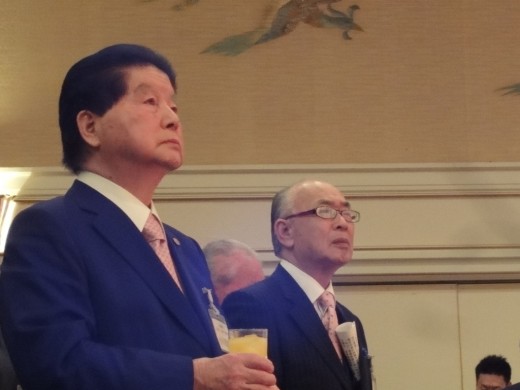 前会長の小川逸樹最高顧問（左）