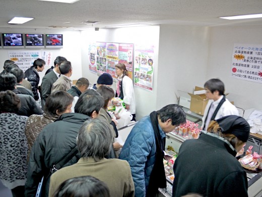 売り切れるまで行列が絶えず大盛況だった「北海道物産展」