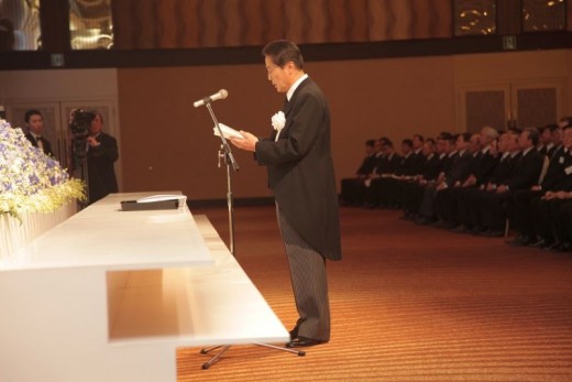 追悼の言葉を捧げる安藤之弘委員長（ＵＳＳ社長）