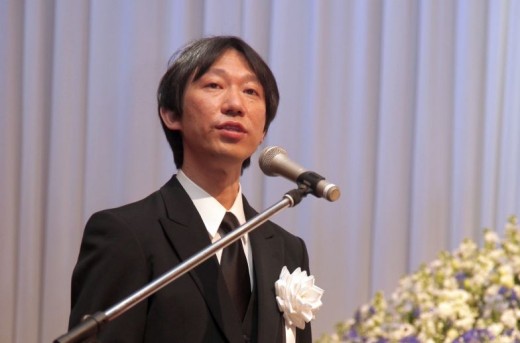 謝辞を述べる喪主　瀬田大氏（ＵＳＳ副社長）