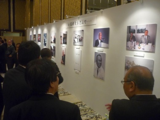 「清め会場」に設置された故人の写真コーナー