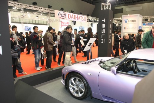 、日本初上陸の「テスラ・ロードスター」ブース。