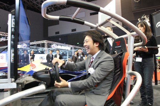 地場企業のゲームの楽しさを、高島市長自らアピール。