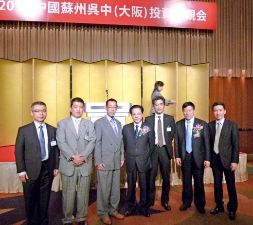中国政府関係者との記念撮影