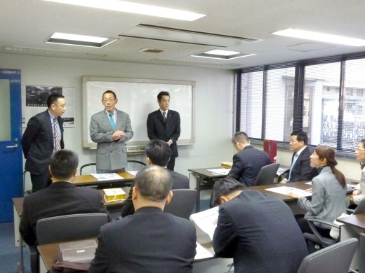 視察団一行を出迎える塩原社長