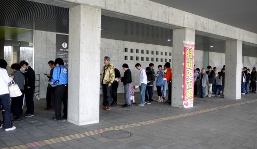 午前10時の開場前に並ぶ来場客