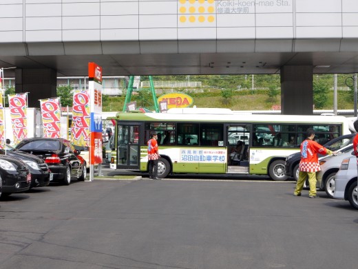 展示場正面にバス停