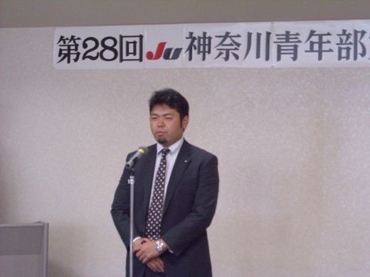 青年部総会で挨拶を行う黒岩部会長