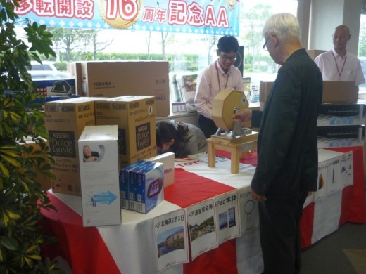 豪華賞品が当たるガラポン抽選会の模様