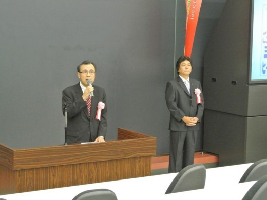 左）祝辞を述べるシーエーエー・永谷敏行社長