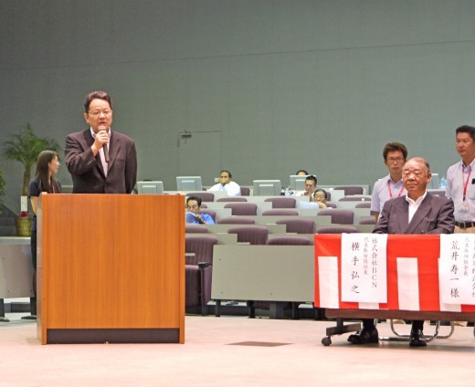 来賓代表として挨拶を述べるＡＲＡＩ荒井寿一会長
