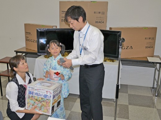 抽選を行う中谷天音ちゃん