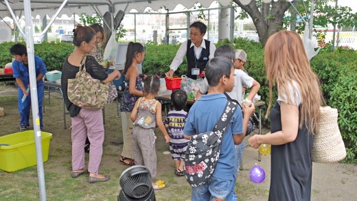 お母さんと縁日を楽しむ子供たち