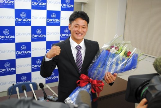満面の笑みで記者会見にのぞむ井上氏