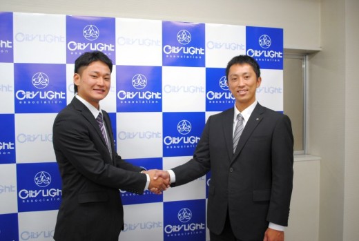 監督の久保山道弘氏とがっちりと握手