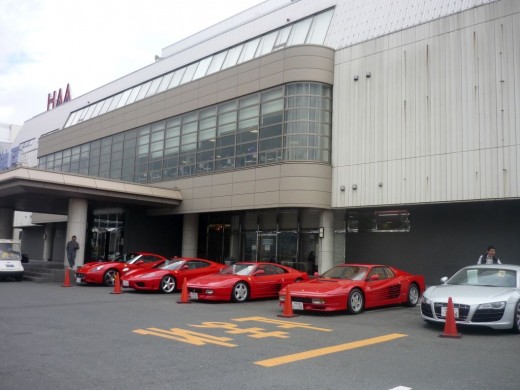 毎週超高額車が並ぶ本館正面