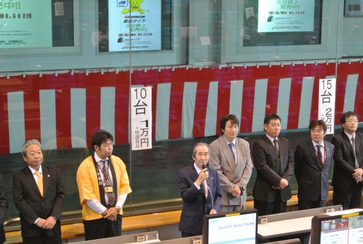 挨拶に立つ山田理事長