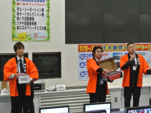 チャリティ商品のセリ「ポスゼリコーナー」