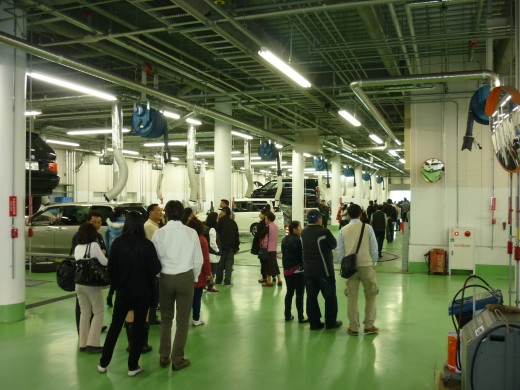 ケーユー工場ラインを見学する参加者