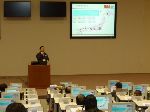 参加者を前に説明をするNAA溝渕裕盛執行役員