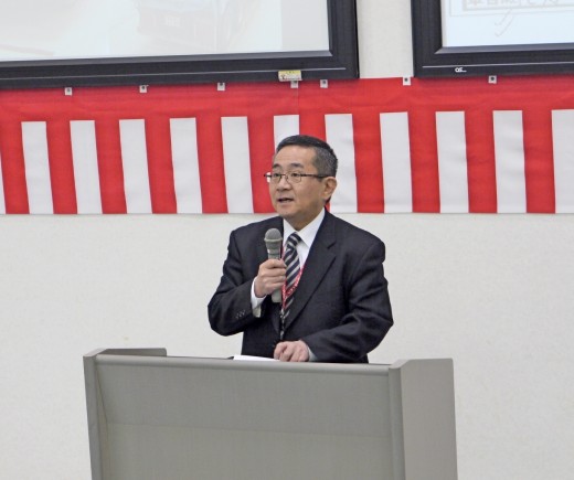 セリ前の挨拶で謝辞を述べる堀越健治会長長