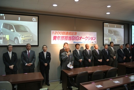 セレモニー前に挨拶に立つ澤田会長