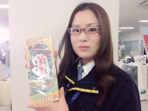 恒例の縁起モノの厄除けだんごを紹介するスタッフ(酒井さん)