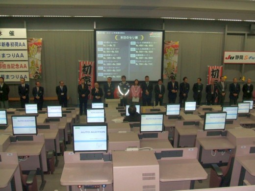 新年の挨拶に立つ澤田稔理事長