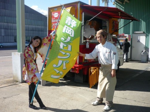 無料屋台を紹介するＵＳＳガールズ