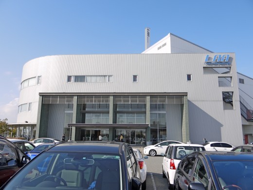 セリ間に満車になった会場前来場者駐車場