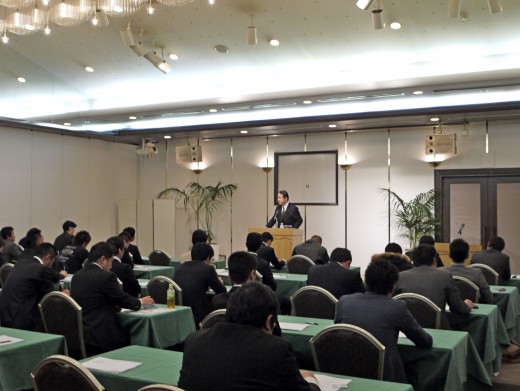 熱心に講演を聴く青年部会メンバー